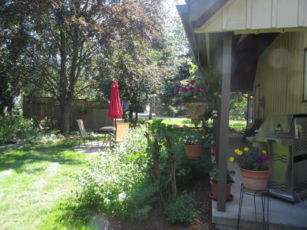 Cedar Gables Bed & Breakfast Niagara-on-the-Lake Exterior photo
